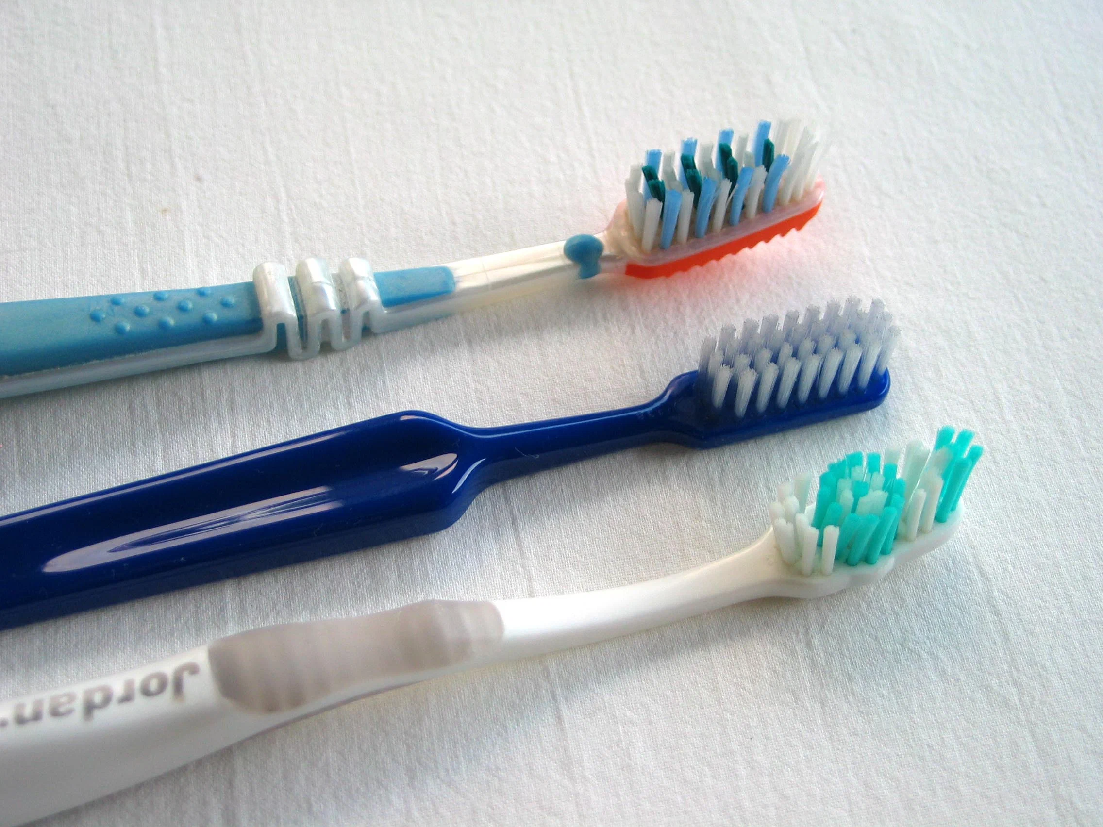 Как зубная щётка может спровоцировать кариес