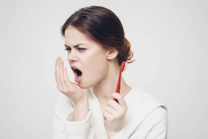 Почему изо рта неприятно пахнет